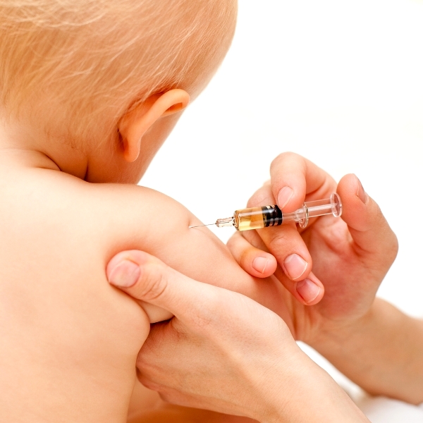 Ребенку делают прививку