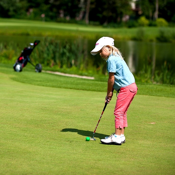 Девочка играет в гольф