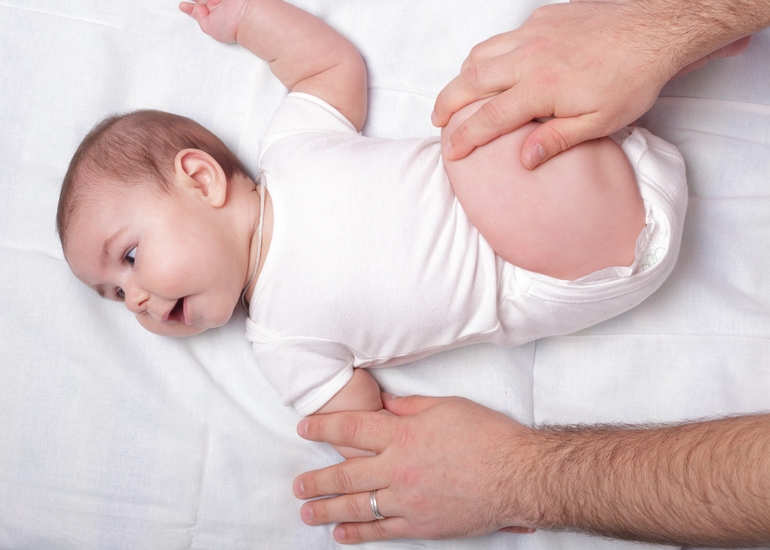 Дисплазия тазобедренных суставов у детей до года новорожденных: лечение и признаки с фото