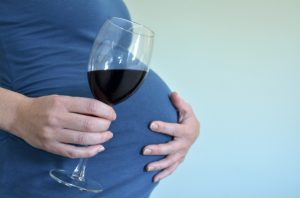 беременная с вином