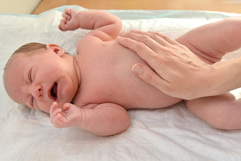Что делать и как помочь при болях в животике у новорожденного